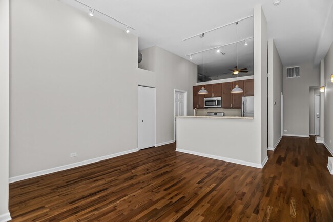 Building Photo - 1542 N Damen Ave