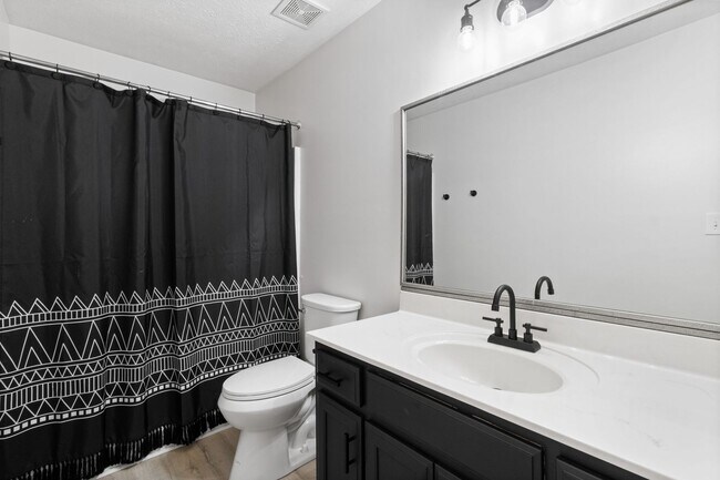 Building Photo - Beautiful Clarksville Home - Great Location!