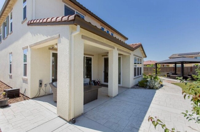 Building Photo - 427 Avignon Way