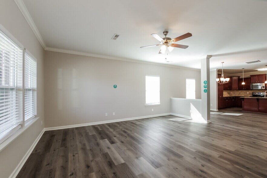Building Photo - 1020 Sapphire Dr