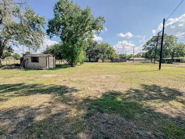 Building Photo - 305 Larkspur St