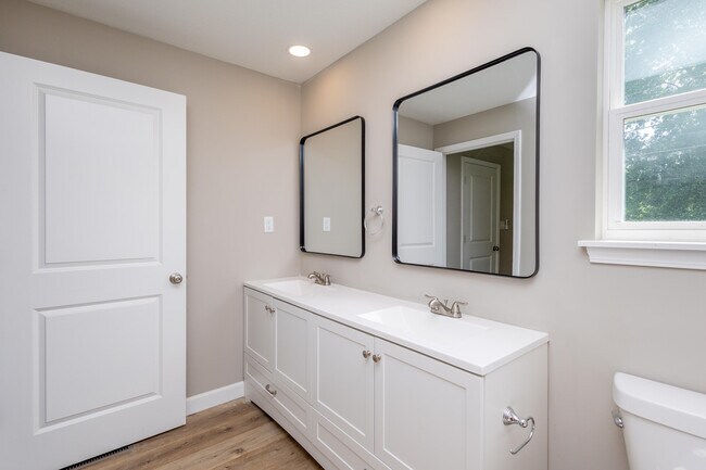 Building Photo - 25 Poplar Hill Dr
