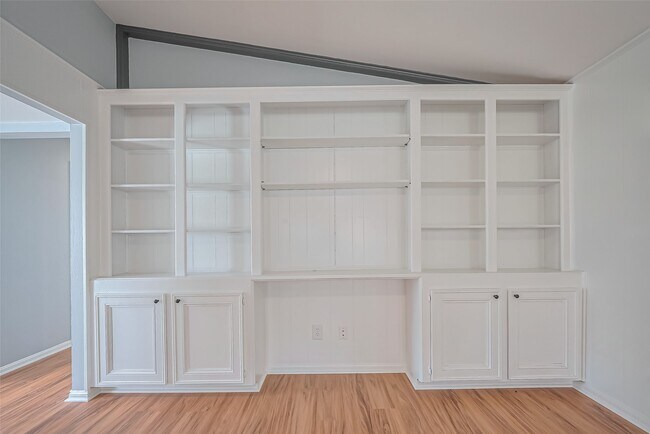 Building Photo - 16506 Amcreek Rd