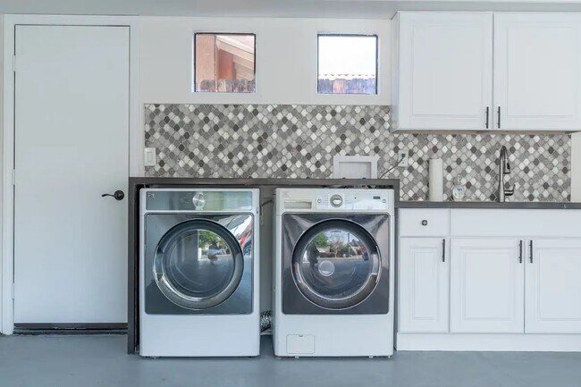 garage/laundry - 54525 Avenida Obregon