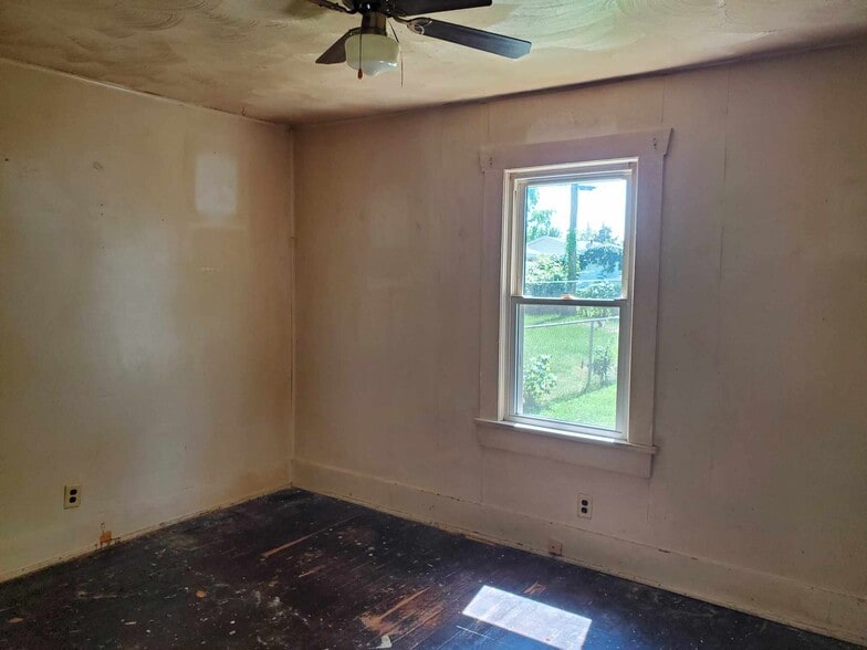 Building Photo - 1305 E Lawrence St