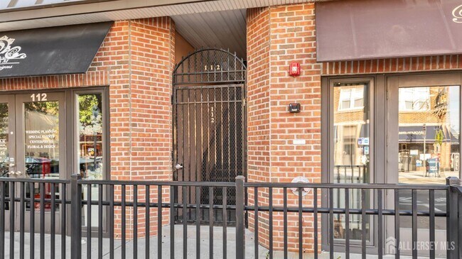 Building Photo - 112 N Broadway