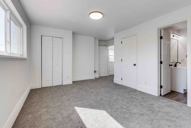 Building Photo - 328 Sweetbriar St