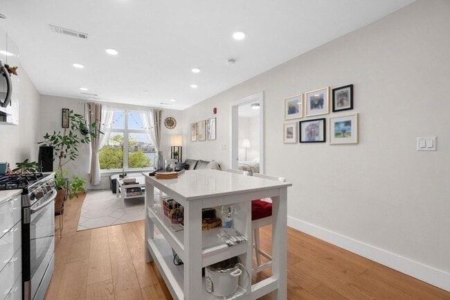 Building Photo - 250 Meridian St