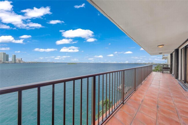 Building Photo - 801 N Venetian Dr