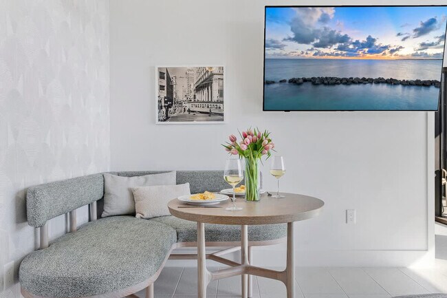 Building Photo - 601 NE 1st Ave