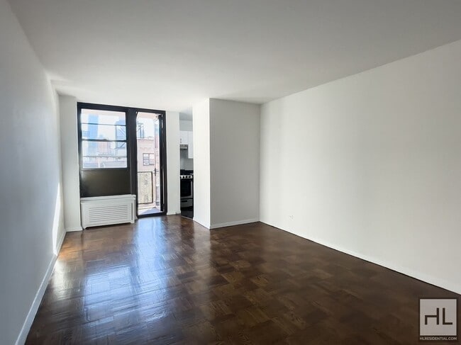 Building Photo - 165 E 35th St
