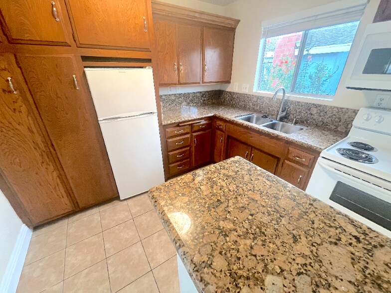 Building Photo - 931 W 19th St