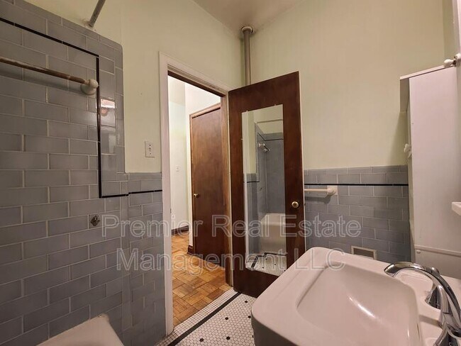 Building Photo - 963 Logan St