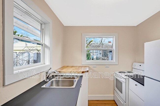 Building Photo - 351 19th St SE