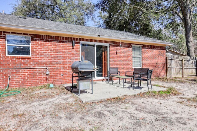 Building Photo - 3 BED | 3 BATH | POOLER | FURNISHED