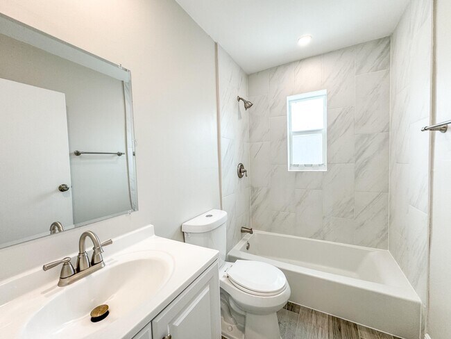 Building Photo - 710 10th St