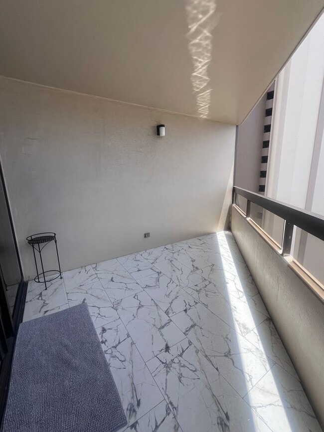 Building Photo - 2 Bedroom, 2 Bath, 2 Parking, AC at Iolani Court Plaza