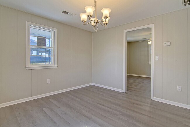 Building Photo - Modern Retreat Minutes from Downtown Charleston
