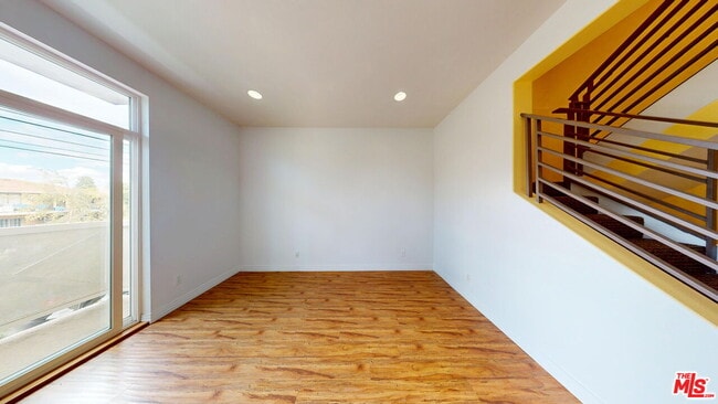 Building Photo - 11622 Oxnard St