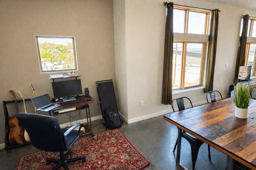 Building Photo - 2124 E 6th St