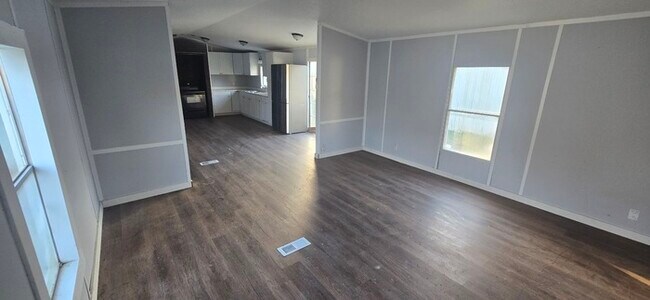 Building Photo - 3 Bedroom/ 2 Bathroom Mobile Home