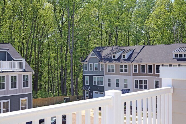 Building Photo - End-Unit Avon Park Townhome Near Biscuit Run Park