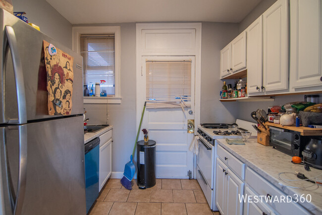 Building Photo - Expansive 1bd/1bth in East Rogers Park!