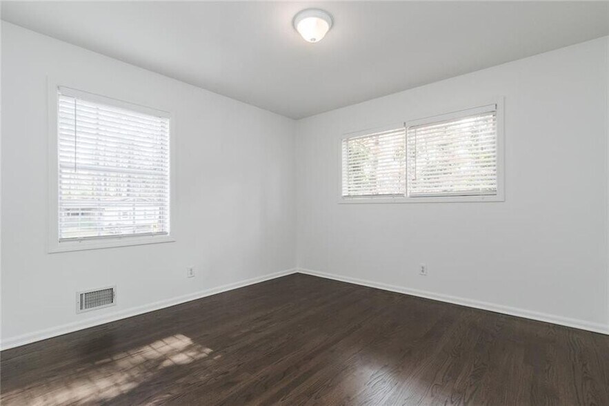 Building Photo - 5090 Heather Rd SE