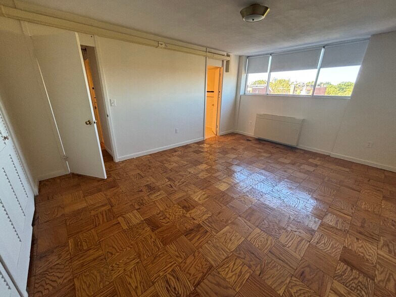 Building Photo - 16 Monmouth Ct