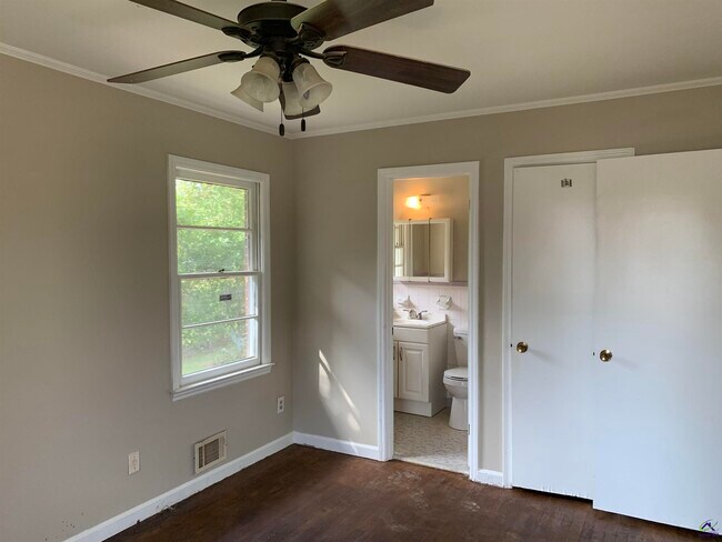 Building Photo - 3240 Commodore Dr