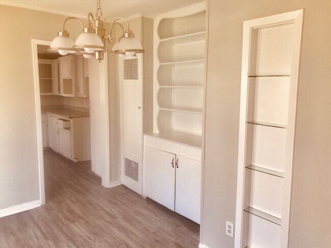 Building Photo - RECENTLY REMODELED 4 BEDROOM 2 BATH HOME I...