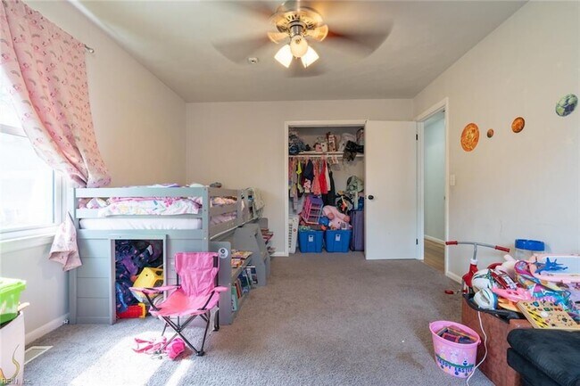 Building Photo - 1217 Lakeview Dr