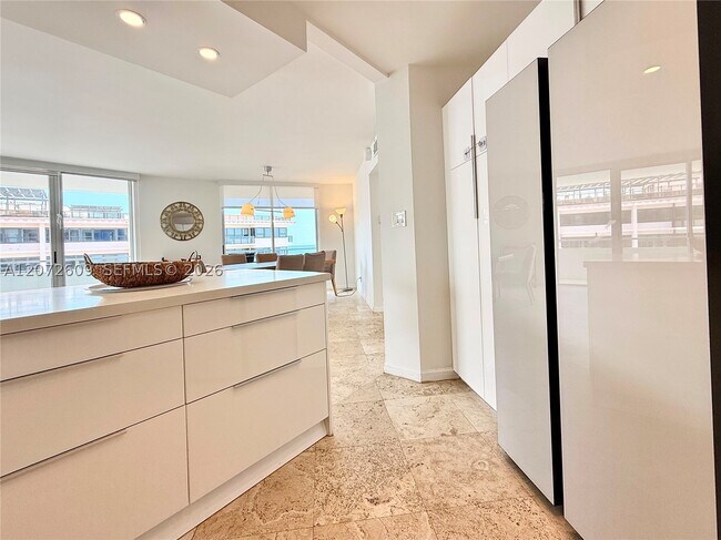Building Photo - 5161 Collins Ave