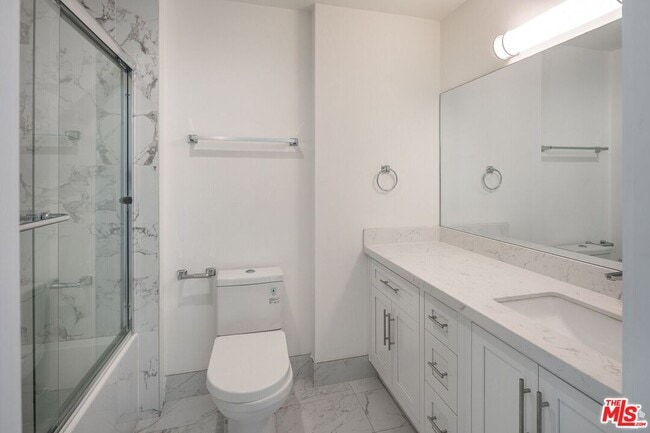 Building Photo - 320 N La Brea Ave