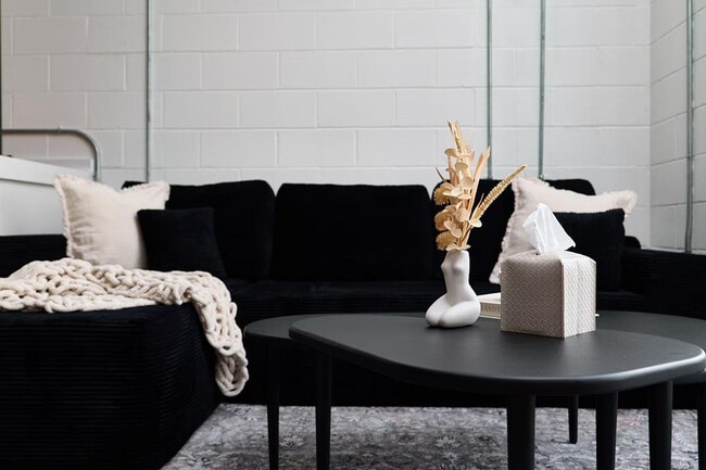 Building Photo - 403 E 33rd St