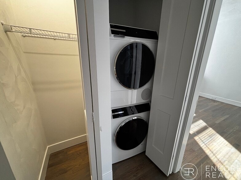 Building Photo - 65 Park Dr