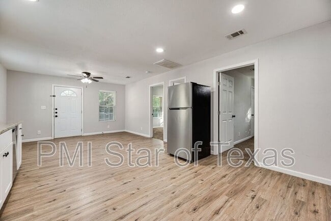 Building Photo - 4702 Collins Ave