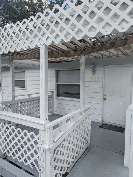 Building Photo - 202 Orangeview Ln