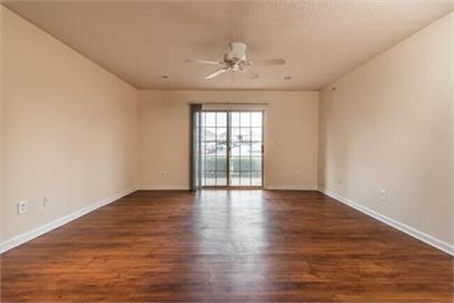 Building Photo - Creek Pointe