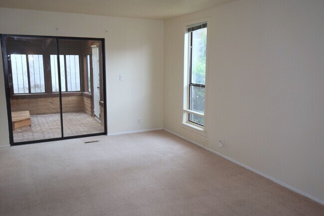 Building Photo - 6008 Quemado Dr NE