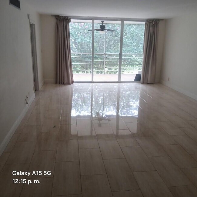 Building Photo - 800 W Cypress Dr