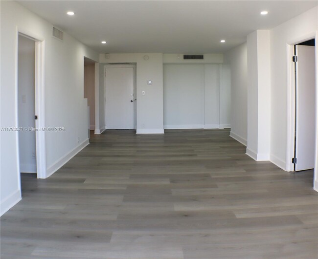 Building Photo - 3301 N Country Club Dr