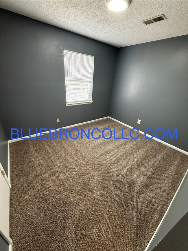 Building Photo - New carpet and Fresh paint in this wonderful townhome.
