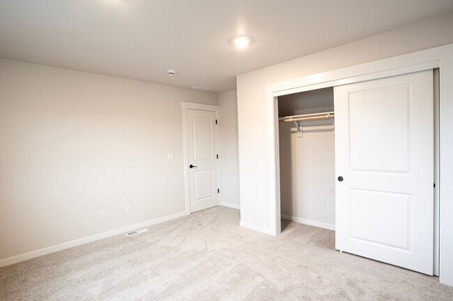 Building Photo - Stunning new construction!