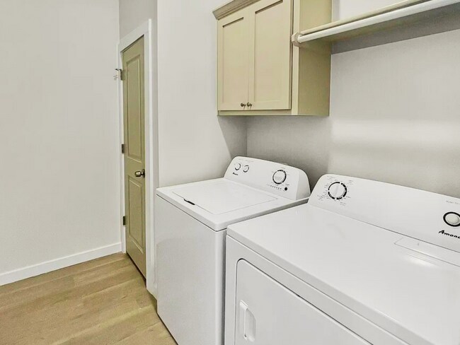 Building Photo - Sleek & Spacious 3-Bedroom Duplex Near Dow...