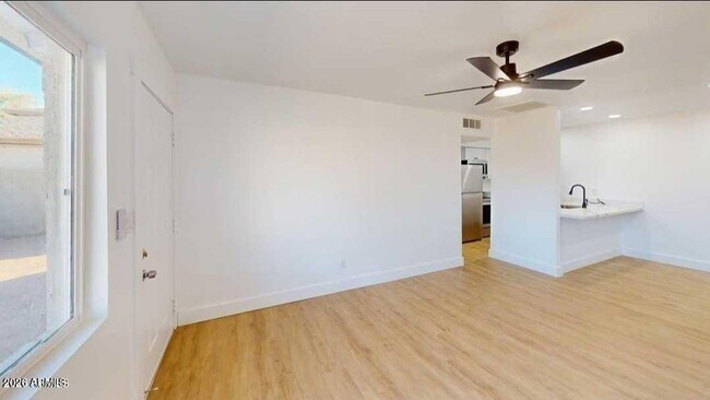Building Photo - 2739 E Tamarisk Ave