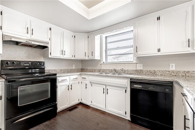 Building Photo - 601 N Valley W Dr