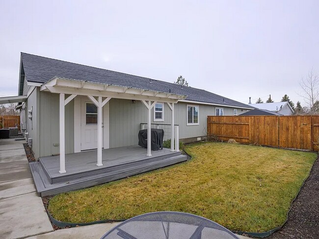 Building Photo - 1549 SW Kalama Ave