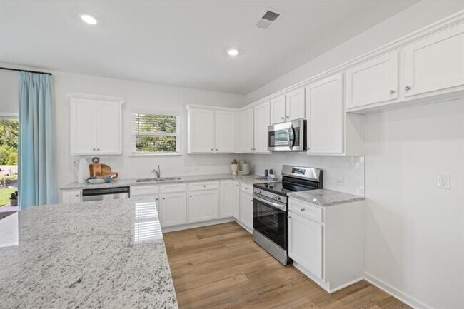Building Photo - 465 Madison Lakeview Dr