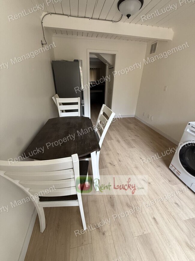 Building Photo - Super-Cute & Remodeled 1-Bedroom MIL Apartment in Great Kirkland Neighborhood FOR RENT!!